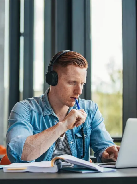 Leicht verständliche Sprache - Student arbeitet an Laptop
