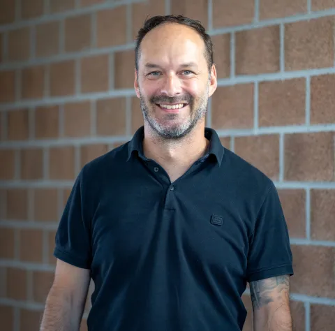 Adrian spricht in Kamera